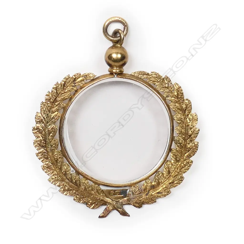 A New Zealand 9ct framed locket pendant, Image 1++